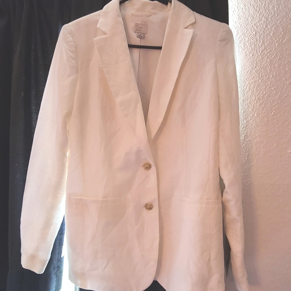 Womens size 8 white blazer